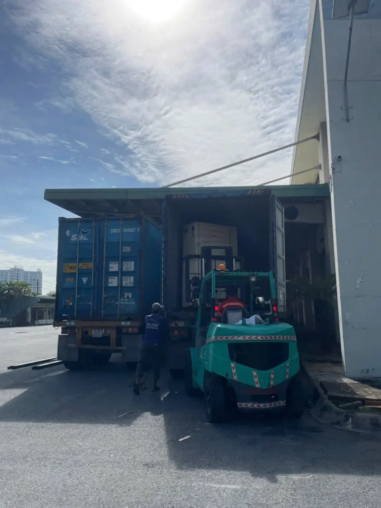 Xe nang rut container tai Binh Duong