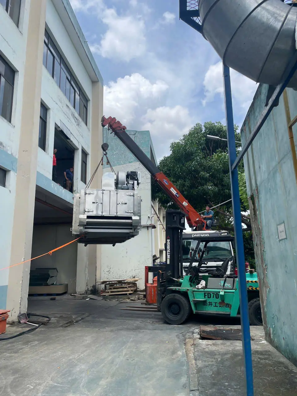 Xe cẩu Navicosa cho thuê tại công trình ở TP.HCM