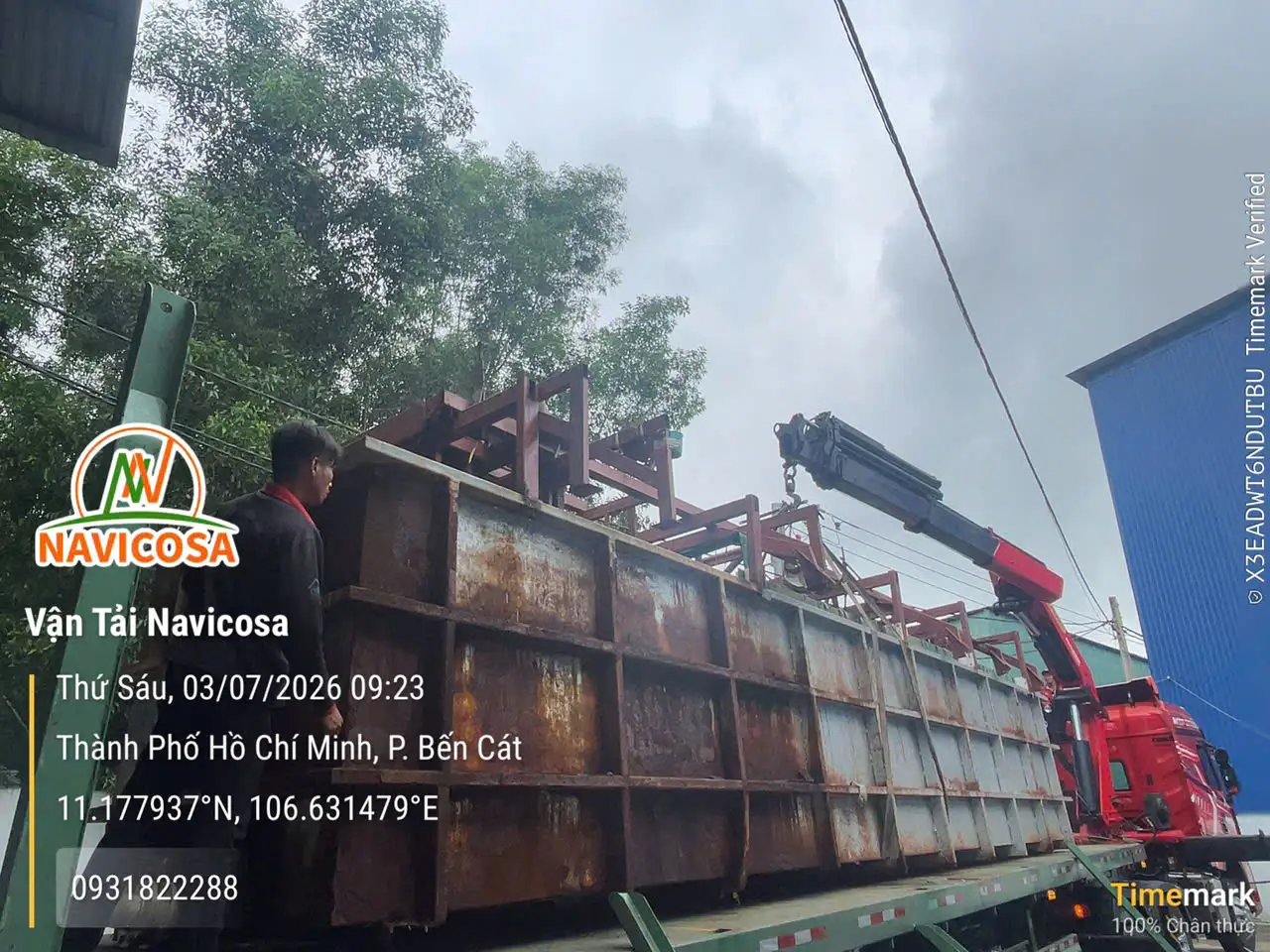 Đầu kéo gắn cẩu kèm mooc sàn của Navicosa