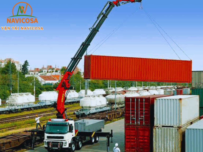 Ứng dụng xe cẩu trong đóng rút hàng hóa từ Container
