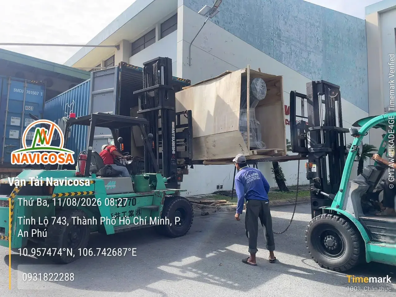 Xe nâng rút hàng trong lòng container tại bãi