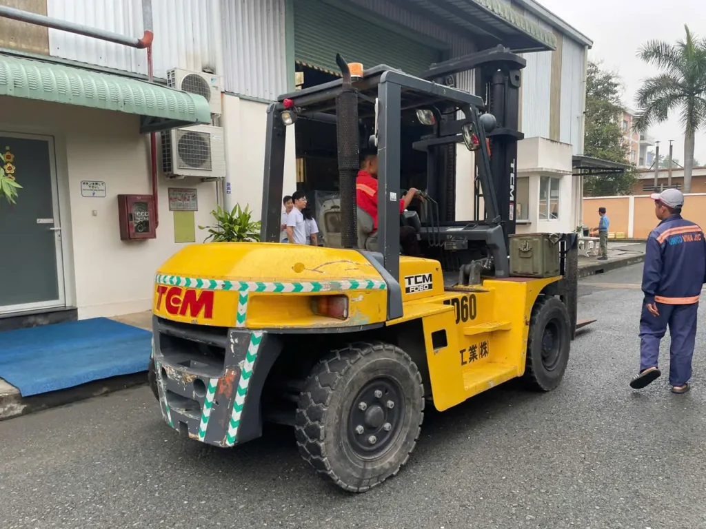 Cho thue xe nang quan 12 nang ha container