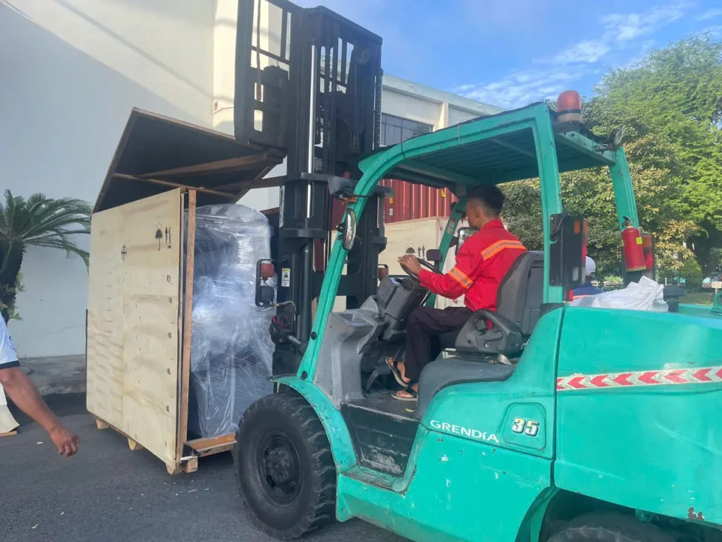 Dich vu cho thue xe nang rut container tai KCN My Phuoc