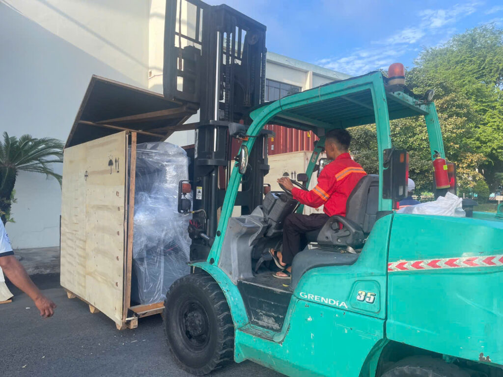 Cho thue xe nang rut container o KCN Viet Huong