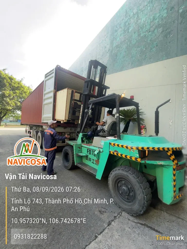 Rút container máy móc nhập khẩu, đưa máy vào đúng vị trí