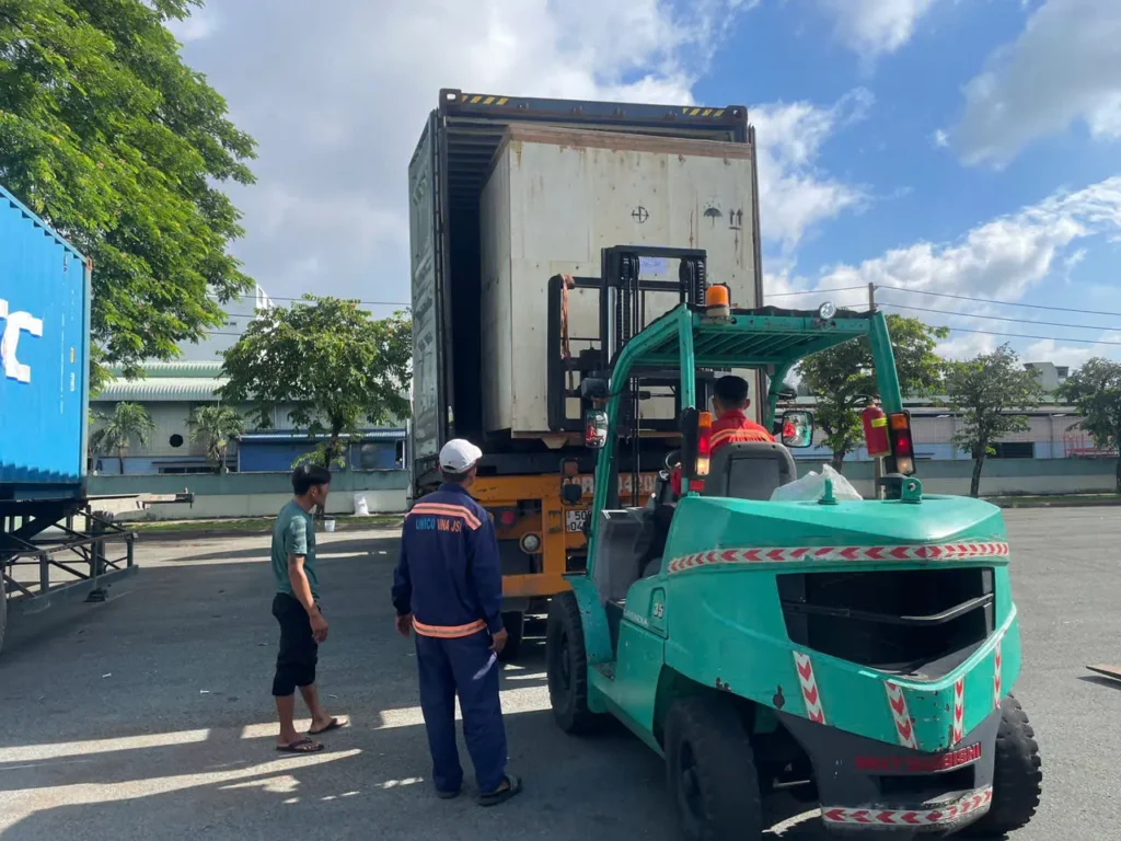 Rut container may dong goi day chuyen san xuat ra ngoai